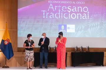 Homenaje del Cabildo a las caladoras grancanarias/TA.